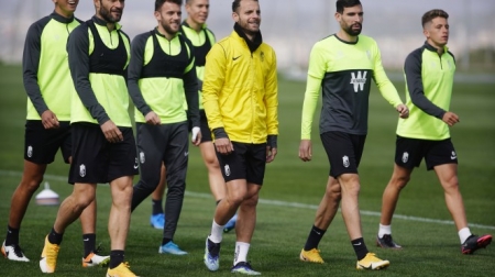 Quini, en el centro, junto al resto de sus compañeros durante la sesión matinal de hoy (PEPE VILLOSLADA / GCF) Quini, en el centro, junto al resto de sus compañeros durante la sesión matinal de hoy (PEPE VILLOSLADA / GCF)