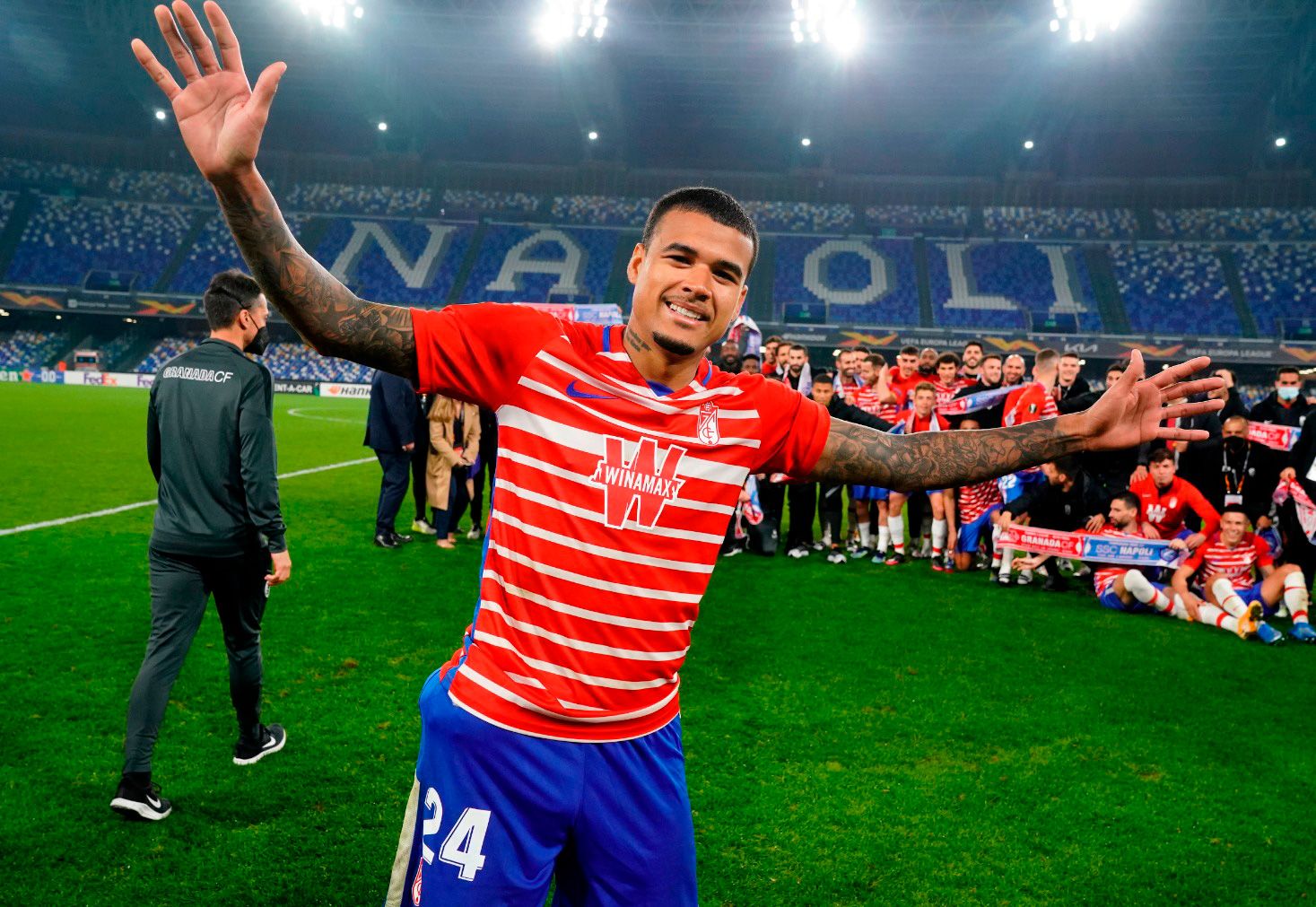 Kenedy, en primer plano, con la expedición rojiblanca de fondo celebrando el pase a octavos sobre el césped del `Diego Armando Maradona´ (GCF)