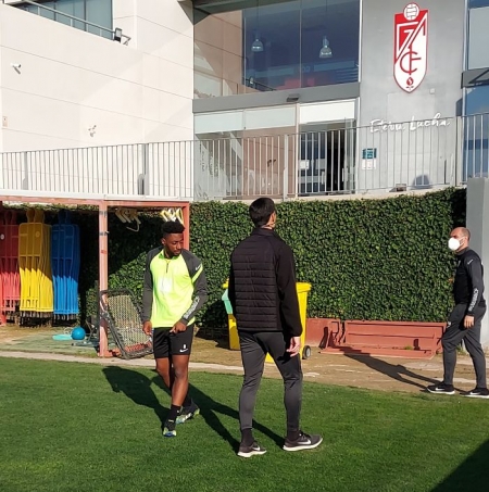 Eteki, junto a Víctor Lafuente en la sesión de hoy (FRAN CALVO)