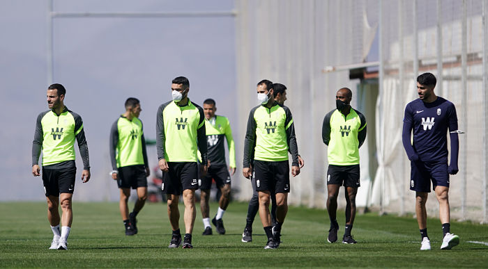 Imagen reciente de un entrenamiento del Granada (PEPE VILLOSLADA / GCF)