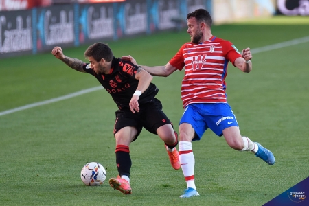 Quini, durante un lance del encuentro ante la Real Sociedad (JOSÉ M. BALDOMERO)