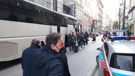 Antonio Fernández Monterrubio, en primer plano, y los jugadores granadinistas al fondo, a la llegada del club a Budapest (FRAN CALVO) Antonio Fernández Monterrubio, en primer plano, y los jugadores granadinistas al fondo, a la llegada del club a Budapest (FRAN CALVO)