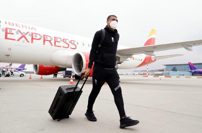 Kenedy a la llegada al aeropuerto de Budapest (GRANADA CF)