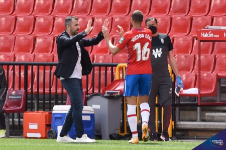Diego Martínez anima a Víctor Díaz durante un momento del partido ante el Villarreal (JOSÉ M. BALDOMERO)