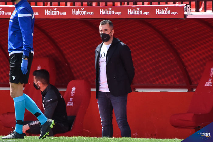 Diego Martínez, mientras esperaba a que Unai Emery apareciera en el campo para saludarlo (JOSÉ M. BALDOMERO)