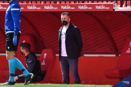 Diego Martínez, mientras esperaba a que Unai Emery apareciera en el campo para saludarlo (JOSÉ M. BALDOMERO) Diego Martínez, mientras esperaba a que Unai Emery apareciera en el campo para saludarlo (JOSÉ M. BALDOMERO)