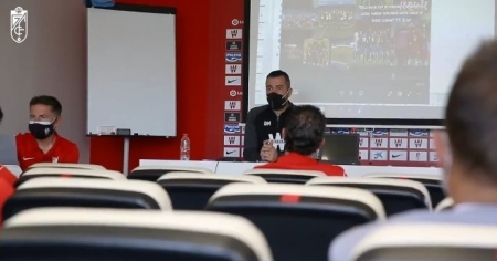 Momento de la charla de Diego Martínez con el resto de entrenadores del club (GCF TV) Momento de la charla de Diego Martínez con el resto de entrenadores del club (GCF TV)