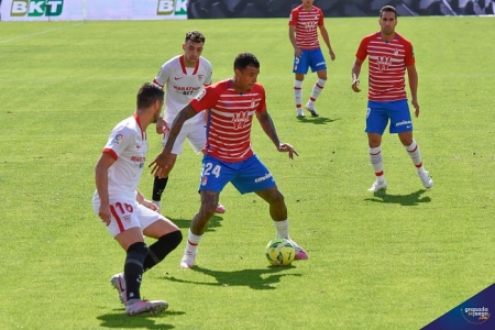 Kenedy, en un lance del partido de la primera vuelta entre Granada y Sevilla (JOSÉ M. BALDOMERO) Kenedy, en un lance del partido de la primera vuelta entre Granada y Sevilla (JOSÉ M. BALDOMERO)