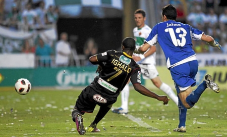 Gol de Ighalo en Elche para dar el ascenso a Primera al Granada el 18 de junio de 2011 (MARCA)