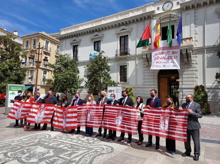 Los asistentes al acto posan con banderas rojiblancas en la Plaza del Carmen (FRAN CALVO) Los asistentes al acto posan con banderas rojiblancas en la Plaza del Carmen (FRAN CALVO)