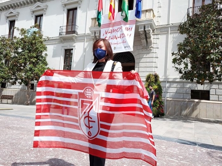 Sophia Yang, con la bandera del Granada delenta del Ayuntamiento (FRAN CALVO)