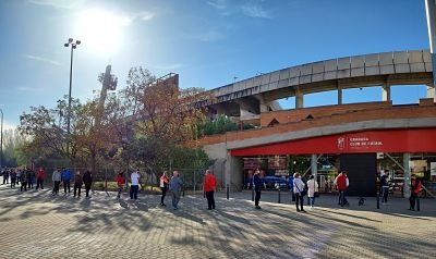 Cola de esta mañana a las puertas de la tienda oficial media hora antes de su apertura (FRAN CALVO)