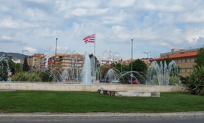 Una bandera del Granada preside el Paseo de Europa (FRAN CALVO)