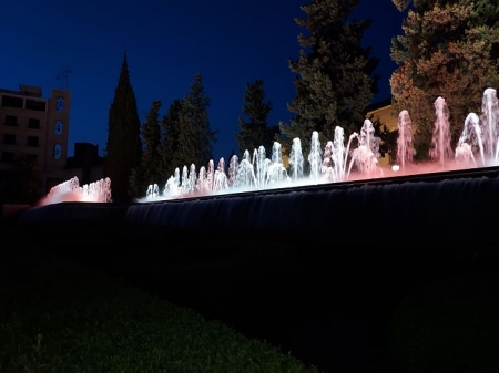 La Fuente del Triunfo está iluminada de rojiblanco (FRAN CALVO)