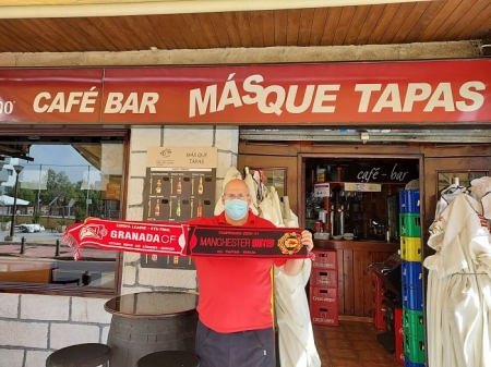 Jesús Fernández muestra la bufanda del partido de esta noche en la puerta de su local (FRAN CALVO) Jesús Fernández muestra la bufanda del partido de esta noche en la puerta de su local (FRAN CALVO)