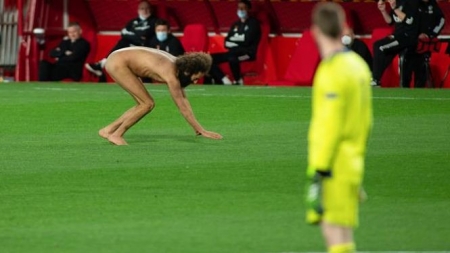 Olmo García salta desnudo al césped durante el Granada-Manchester United.(AFP7 / EUROPA PRESS) Olmo García salta desnudo al césped durante el Granada-Manchester United.(AFP7 / EUROPA PRESS)