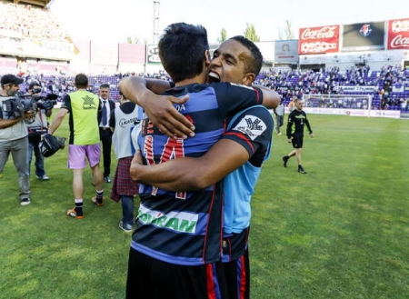 El Arabi y Recio celebran la agónica permanencia sobre el césped del `José Zorrilla´ (EFE)