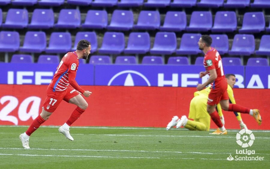 Quini, en primer plano, celebra su gol ante el Valladolid (LALIGA)