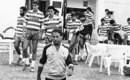 Joaquín Peiró, en primer plano, con la plantilla del Granada detrás durante una concentración (G.MOLERO / IDEAL)