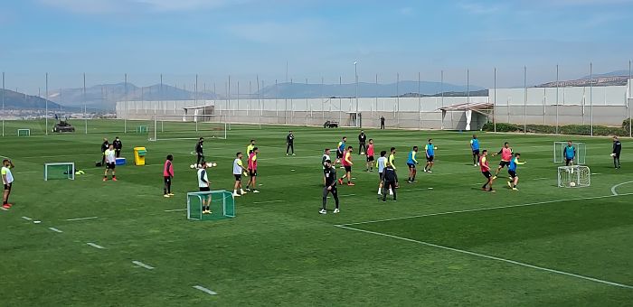 El Granada se ha ejercitado esta mañana en la Ciudad Deportiva antes de partir hacia Inglaterra (FRAN CALVO)