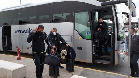 Kenedy, en primer plano, y Diego Martínez bajando del autobús a la llegada del Granada al Aeropuerto Federico García Loca (FRAN CALVO)