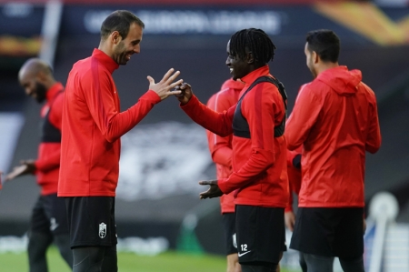 Víctor Díaz y Domingos Quina se saludan en el entrenamiento previo a la gran cita (PEPE VILLOSLADA / GCF)
