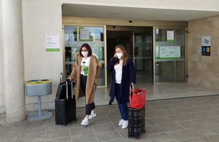 Las consejeras Sophia Yang y Patricia Rodríguez, en el aeropuerto (FRAN CALVO)