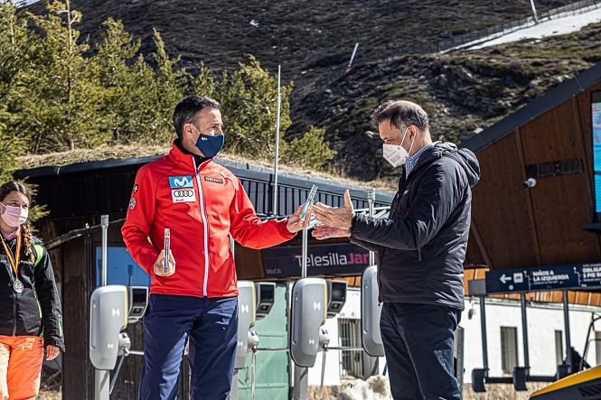 El presidente de la RFEDI, May Peus España, y el director gerente de Sierra Nevada, Jesús Ibáñez (WEB DE SIERRA NEVADA)