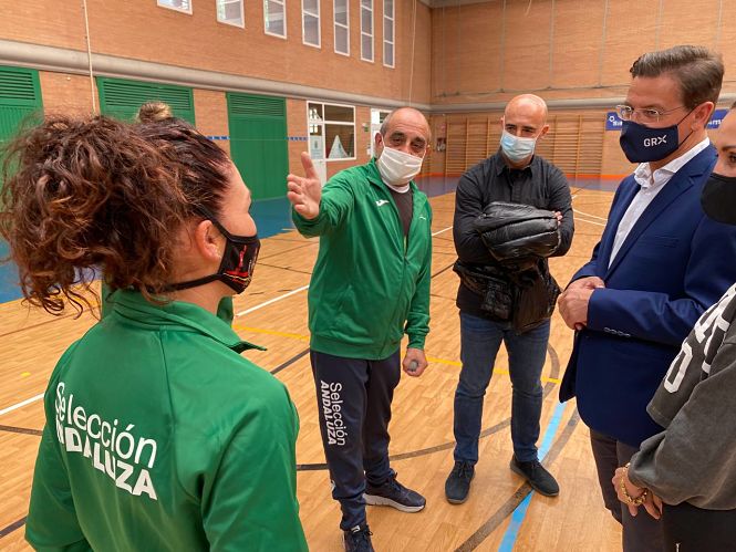 Luis Salvador ha visitado el curso de defensa personal (AYTO. GRANADA)