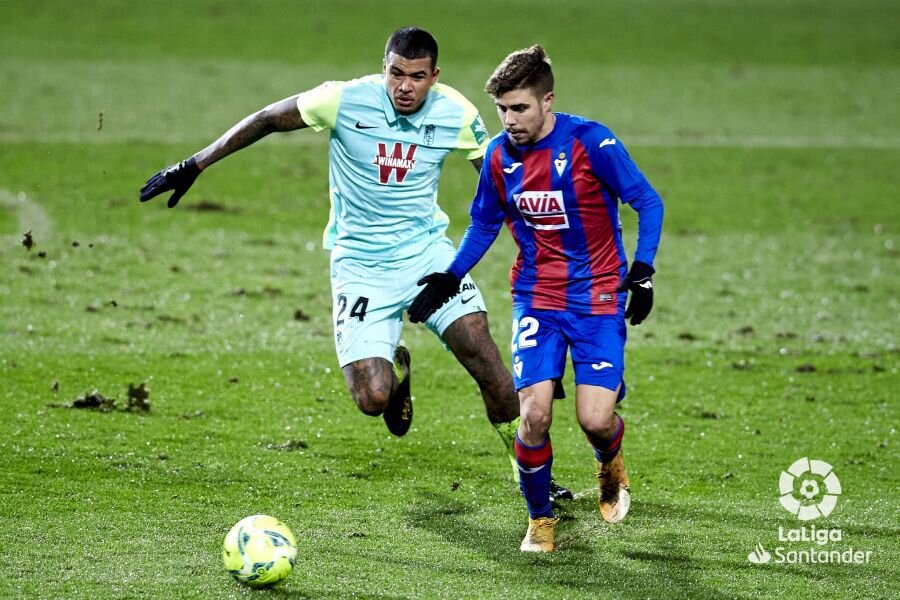 Kenedy y el ex granadinista Pozo, durante el choque de la primera vuelta en `Ipurúa´ (LALIGA)
