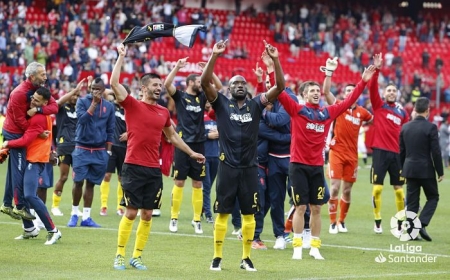 El Granada festejó en el `Sánchez Pizjuán` la permanencia de 2016 (LALIGA) El Granada festejó en el `Sánchez Pizjuán` la permanencia de 2016 (LALIGA)