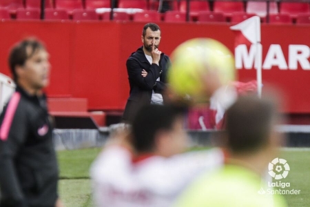 Diego Martínez, pensativo durante el encuentro del Granada frente al Sevilla (LALIGA)