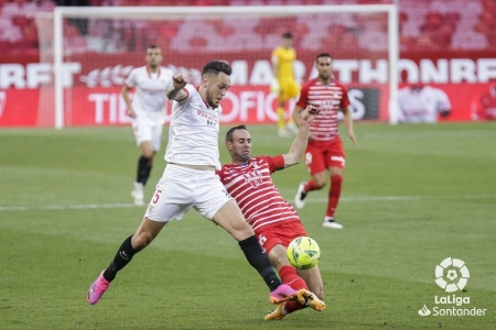 Víctor Díaz, ante Ocampos durante una acción del partido en el `Sánchez Pizjuán` (LALIGA) Víctor Díaz, ante Ocampos durante una acción del partido en el `Sánchez Pizjuán` (LALIGA)