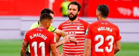 Los jugadores rojiblancos rodean a De Burgos Bengoetxea tras el `primer` final del partido (PEPE VILLOSLADA / GCF) Los jugadores rojiblancos rodean a De Burgos Bengoetxea tras el `primer` final del partido (PEPE VILLOSLADA / GCF)