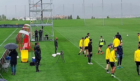 Fran Sánchez y Diego Martínez, al fondo, conversando durante el entrenamiento del primer equipo (FRAN CALVO)
