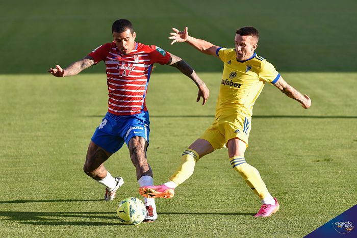 Kenedy ayer, en un lance del partido ante Salvi (JOSÉ M. BALDOMERO)