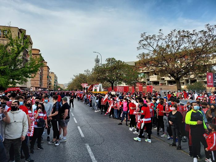 Imagen de los aledaños del `Nuevo Los Cármenes` en la previa del choque ante el Manchester United (FRAN CALVO)