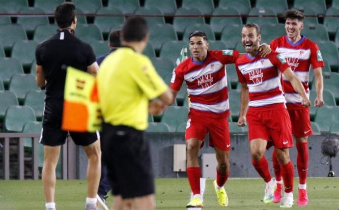 Soldado celebra su gol en el `Benito Villamarín` la temporada pasada (LALIGA)