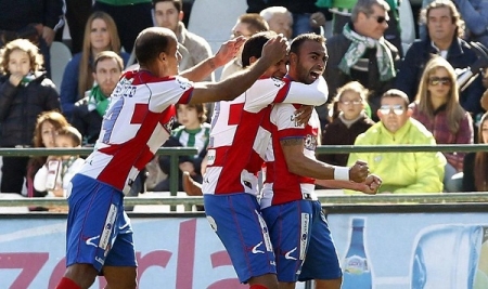 Carlos Martins, en el momento de hacer el segundo gol del Granada en casa del Betis en la temporada 2011/12