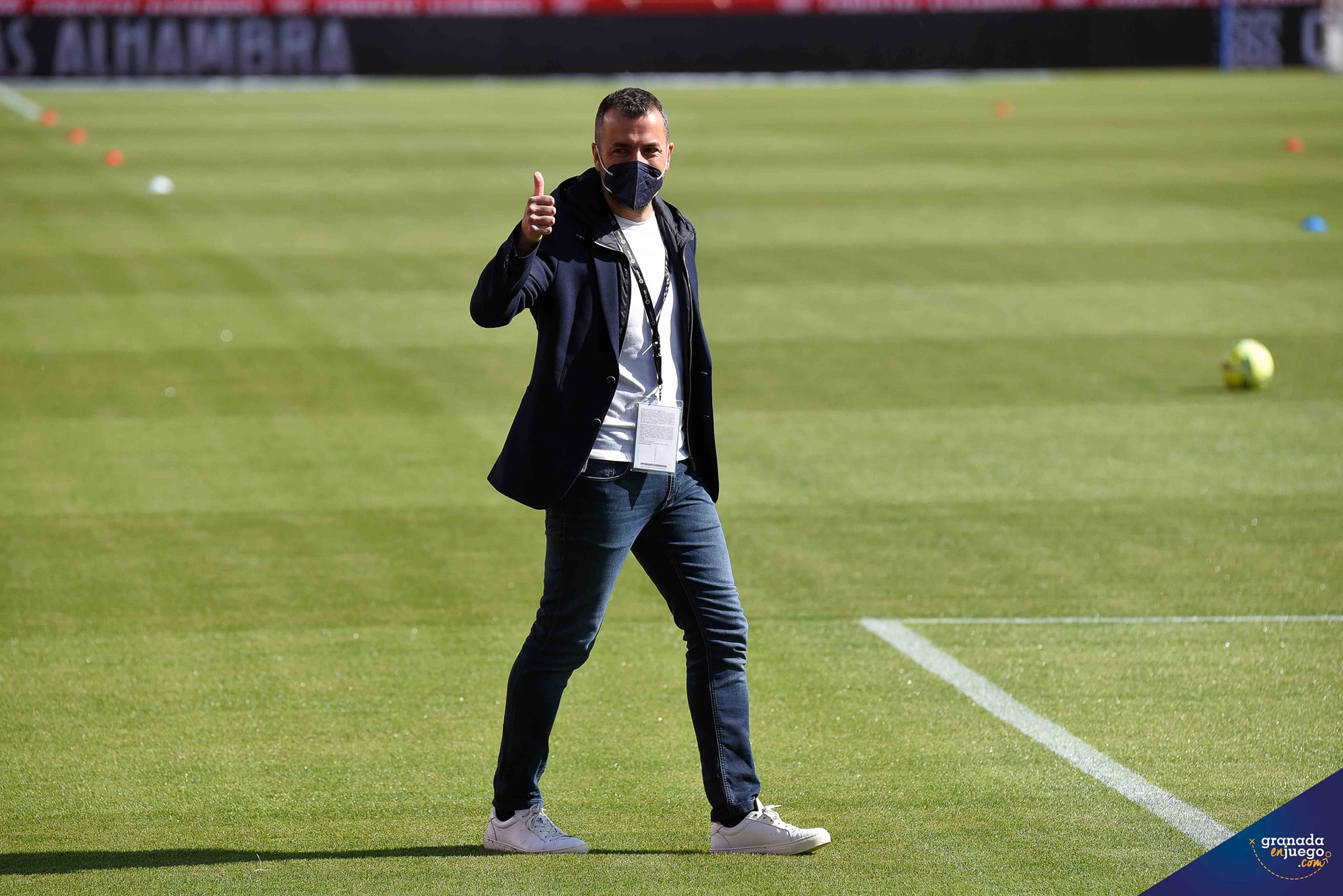 Diego Martínez, en los momentos previos al encuentro frente al Cádiz el pasado domingo (JOSÉ M. BALDOMERO)
