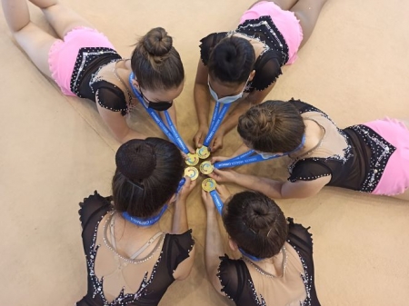 Las jovenes gimnastas posan con la medalla (AYTO. HUÉTOR TÁJAR) Las jovenes gimnastas posan con la medalla (AYTO. HUÉTOR TÁJAR)