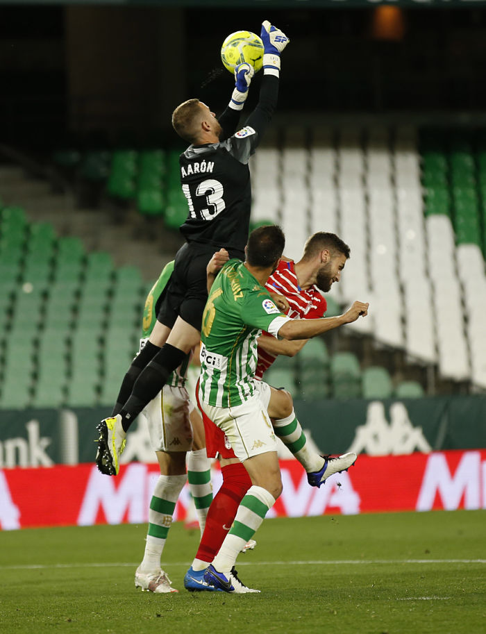 Aarón Escandell, en un lande durante el choque ante el Betis el pasado lunes (LALIGA)