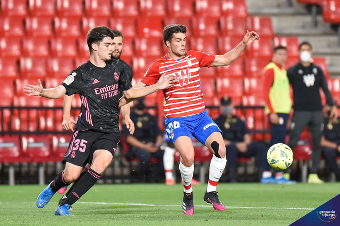 Alberto Soro, jugador del Granada CF, en una acción del partido ante el Real Madrid (J. M. BALDOMERO)