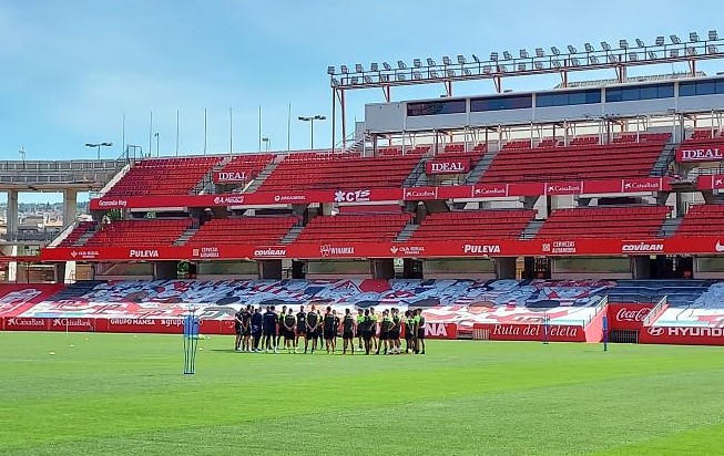 Diego Martínez ha mantenido una charla previa con sus jugadores al comienzo del entrenamiento de hoy (FRAN CALVO)