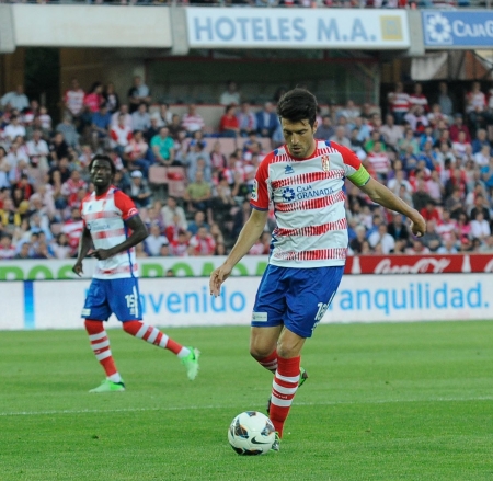Lucena, durante el Granada - Getafe de la temporada 2012/13, su último partido como jugador rojiblanco (JOSÉ M. BALDOMERO) Lucena, durante el Granada - Getafe de la temporada 2012/13, su último partido como jugador rojiblanco (JOSÉ M. BALDOMERO)
