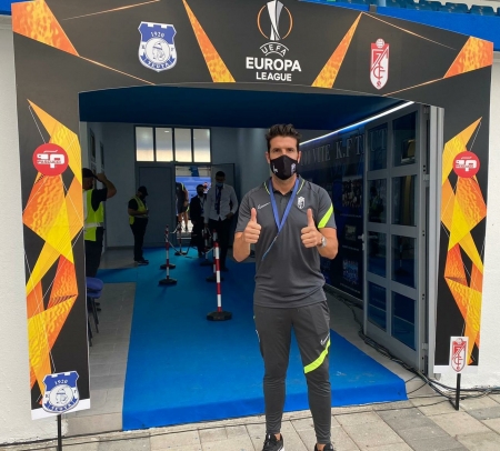 Manolo Lucena, en el debut europeo del Granada CF ante el Teuta en Albania (TWITTER @Lucenafans)