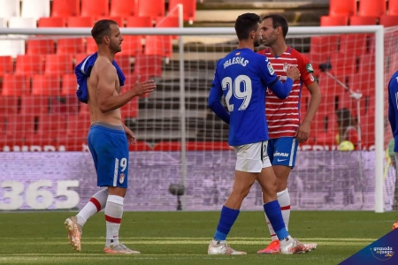 Soldado, a la izquierda sin camiseta, a la conclusión del encuentro ante el Getafe CF (J. M. BALDOMERO) Soldado, a la izquierda sin camiseta, a la conclusión del encuentro ante el Getafe CF (J. M. BALDOMERO)