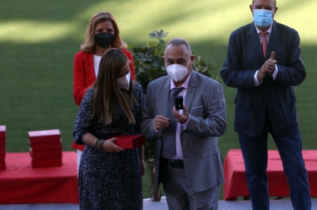 Momento en el que Patricia Rodríguez entregó la insignia de oro a Marcelo Vargas, socio número 1 del club (JOSÉ VELASCO / GRJ)