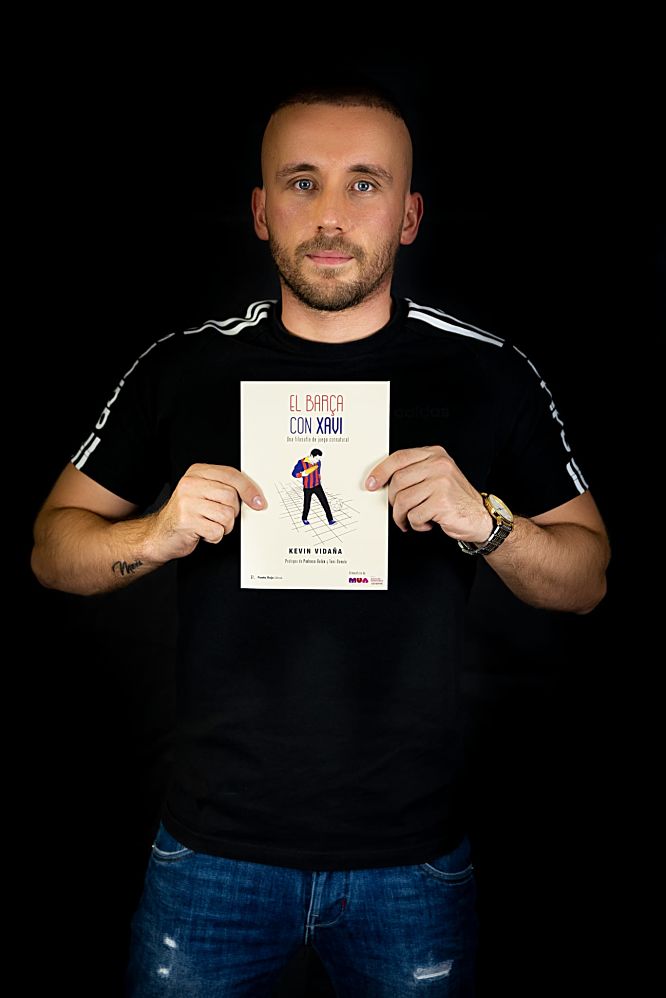 Kevin Vidaña posa junto a su libro