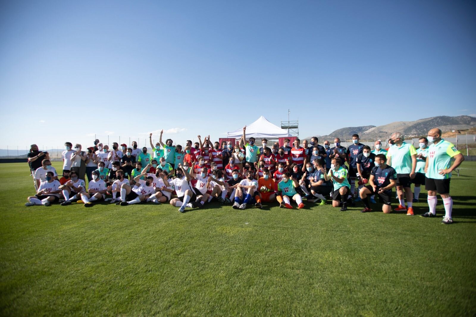 Foto de familia con todos los participantes del Torneo inclusivo organizado por el Granada (MANU BAYONA)